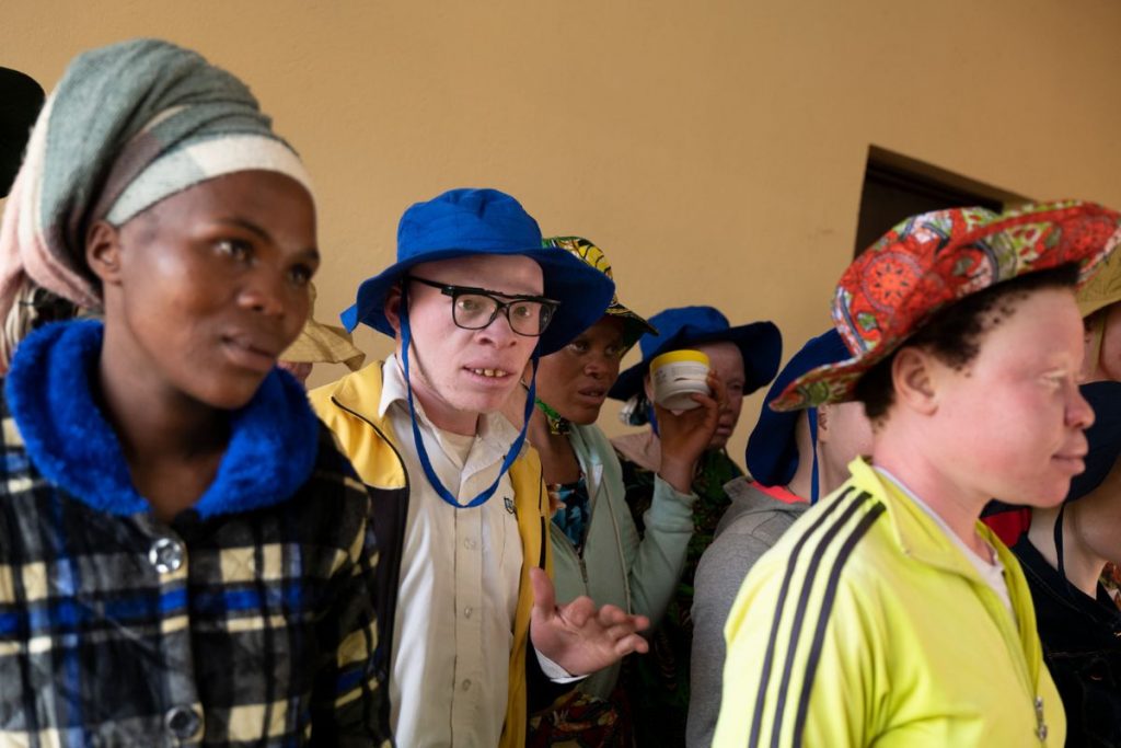 Beneficiarios y beneficiarias del programa Beyond en Ruanda atienden las sesiones educativas realizadas dentro del marco de las clínicas dermatológicas. 
