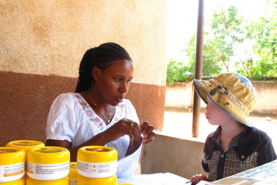 La OMS reconoce la crema solar como medicamento esencial: un avance histórico para las personas con albinismo